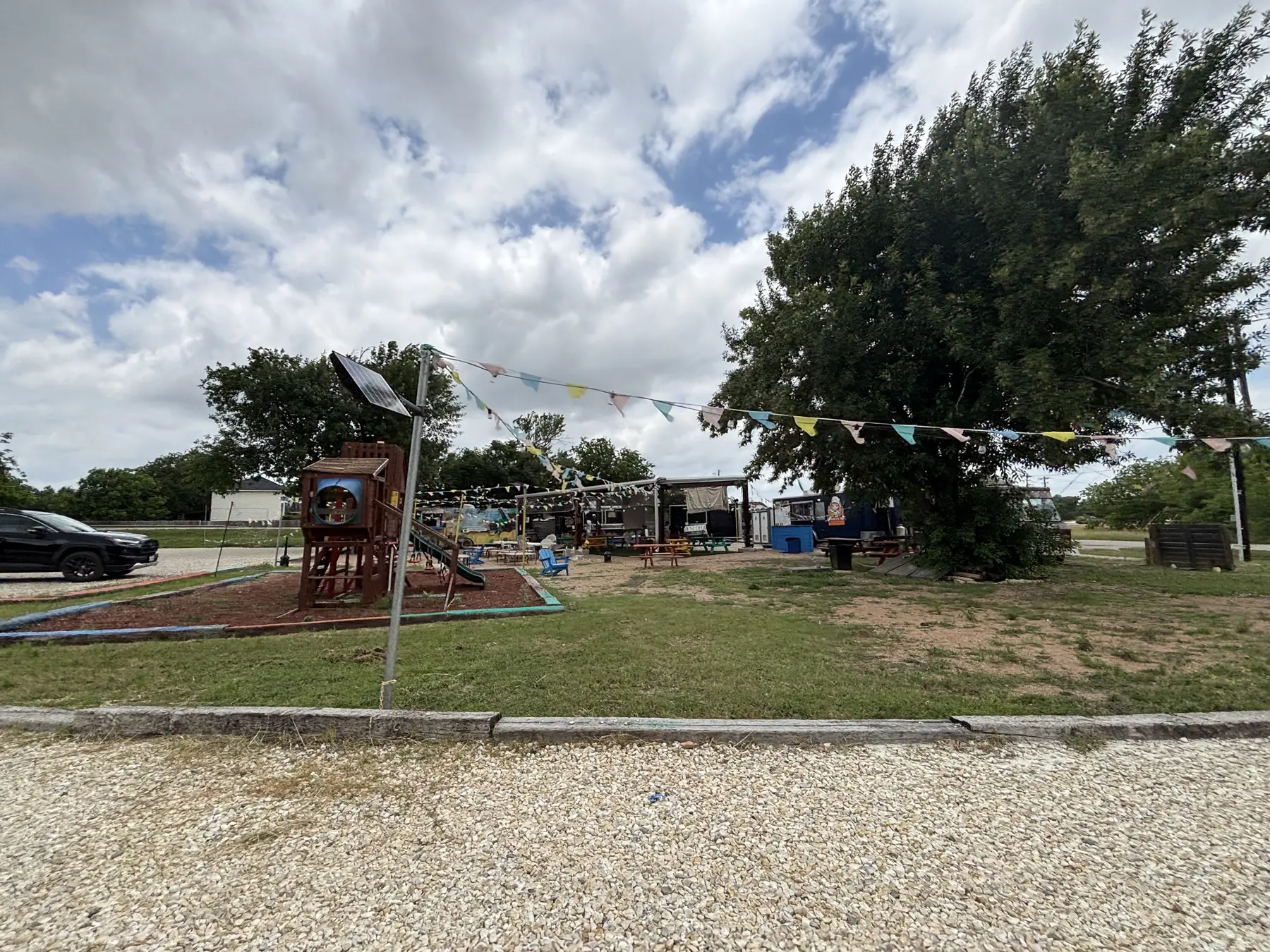 1500 S. Bagdad Road — Outdoor seating area