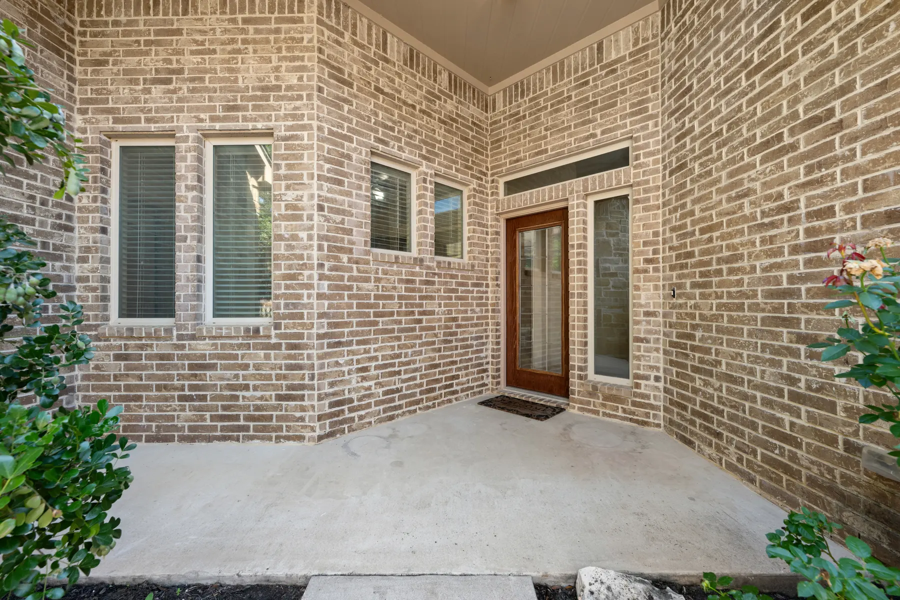 608 Algerita Drive — Front porch