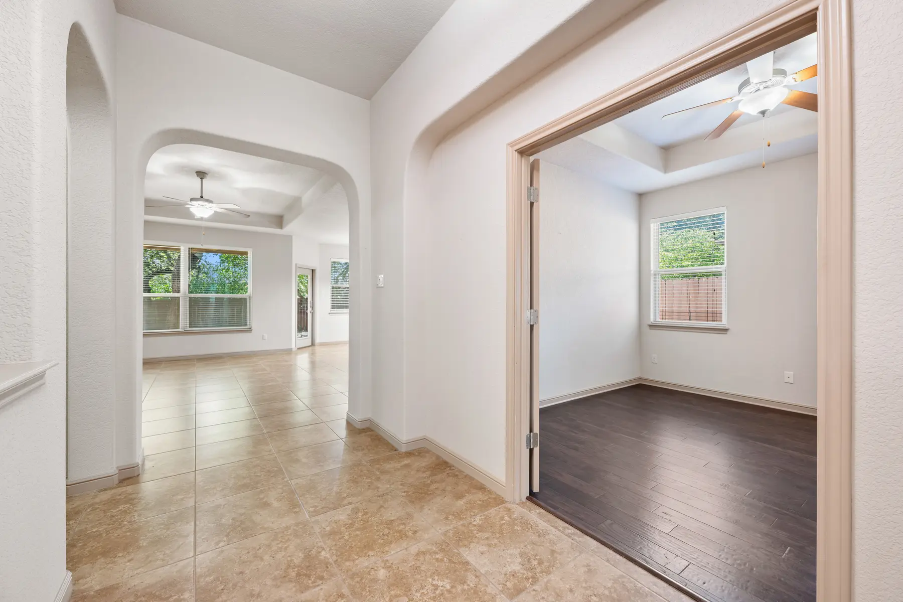 608 Algerita Drive — Entry