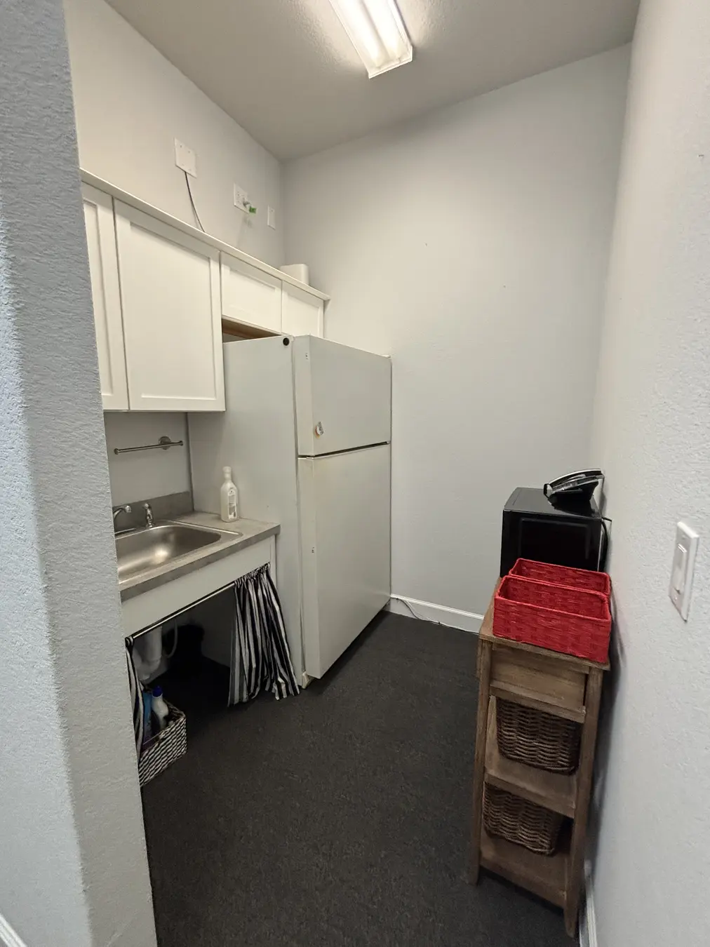 660 S. Bagdad Office Condos — Suites 420 / 520 — kitchenette